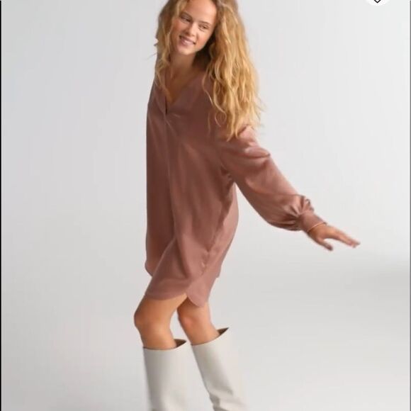 Relaxed- fit, knee- length tunic in satin. - Picture 6 of 9